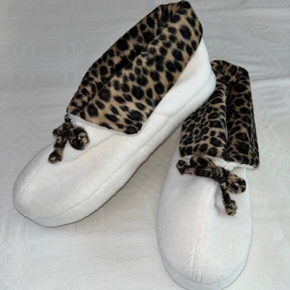 NEW-TOTES & ISOTONER Ankle Booties Slippers Leopard Trim Women's Size 6.5-7.5 M - Picture 2 of 8